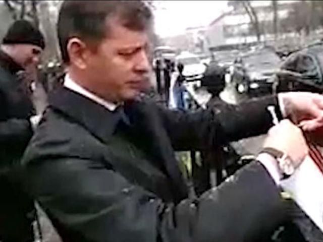 Радикальный пикет: возле Верховной Рады Ляшко "вешал коммуняк" Радикальный пикет: возле Верховной Рады Ляшко "вешал коммуняк"