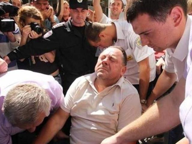 Скандального екс-ректора Мельника доставили в ізолятор — завтра йому оберуть запобіжний захід Скандального екс-ректора Мельника доставили в ізолятор — завтра йому оберуть запобіжний захід