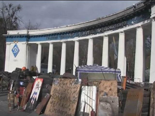 На Грушевского восстанавливают колоннаду возле стадиона "Динамо" (Видео)