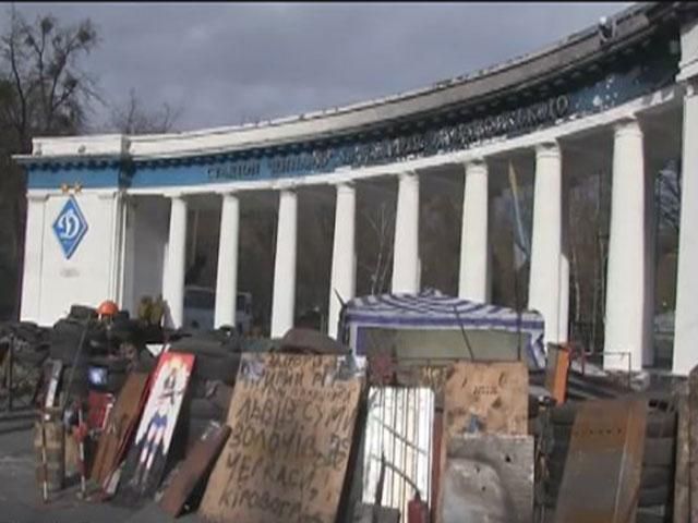 На Грушевского восстанавливают колоннаду возле стадиона "Динамо" (Видео) На Грушевского восстанавливают колоннаду возле стадиона "Динамо" (Видео)