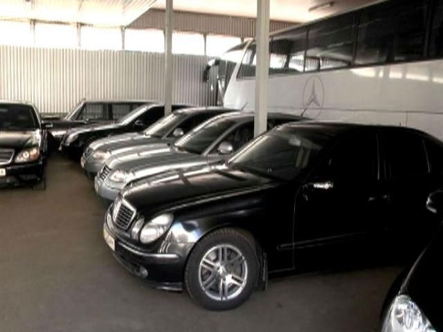 Кабмін скоротить власний автопарк на 50%: їх продадуть з молотка Кабмін скоротить власний автопарк на 50%: їх продадуть з молотка