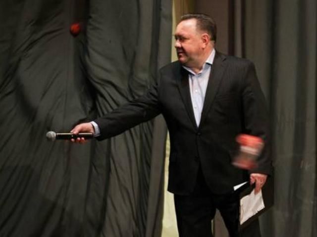 Під крики "Ганьба!" Бенюка закидали гнилими помідорами (Фото) Під крики "Ганьба!" Бенюка закидали гнилими помідорами (Фото)