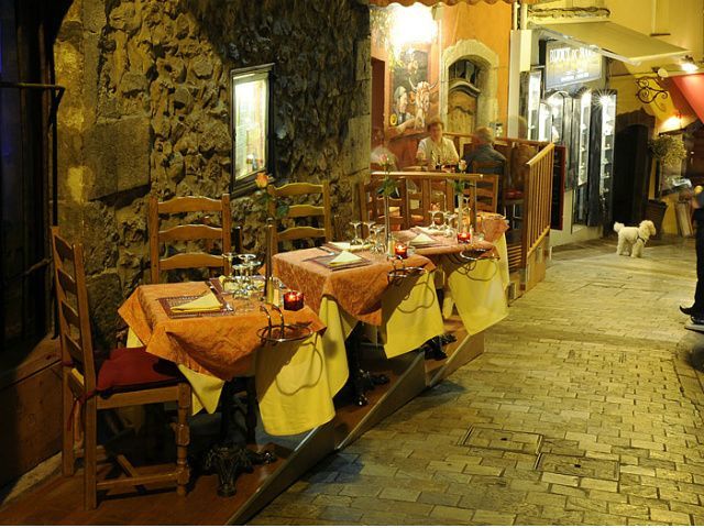 Туристов из России отказались обслуживать в испанском кафе Туристов из России отказались обслуживать в испанском кафе