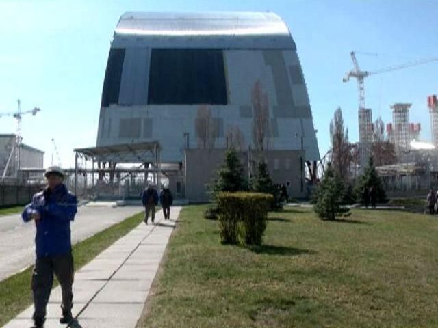 На Чернобыльской АЭС устанавливают западную часть арки