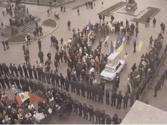 В Одессе митингуют против власти и за русский язык В Одессе митингуют против власти и за русский язык