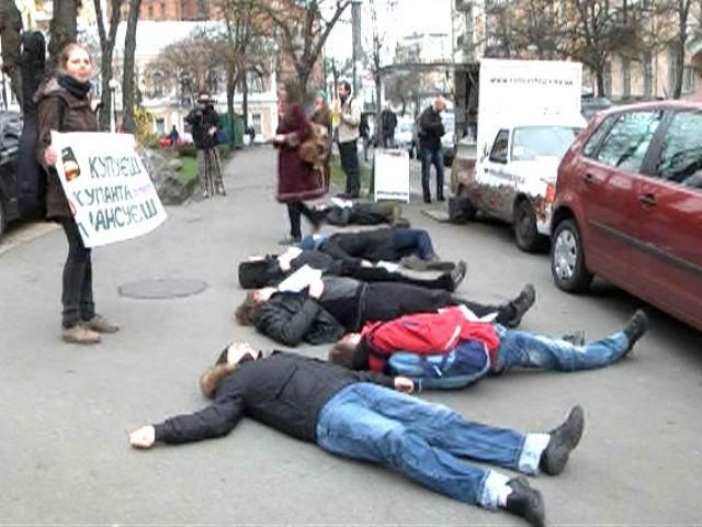 Лежачий флеш-моб у мобильных кофеен: активисты призвали - "Не покупай российское" Лежачий флеш-моб у мобильных кофеен: активисты призвали - "Не покупай российское"