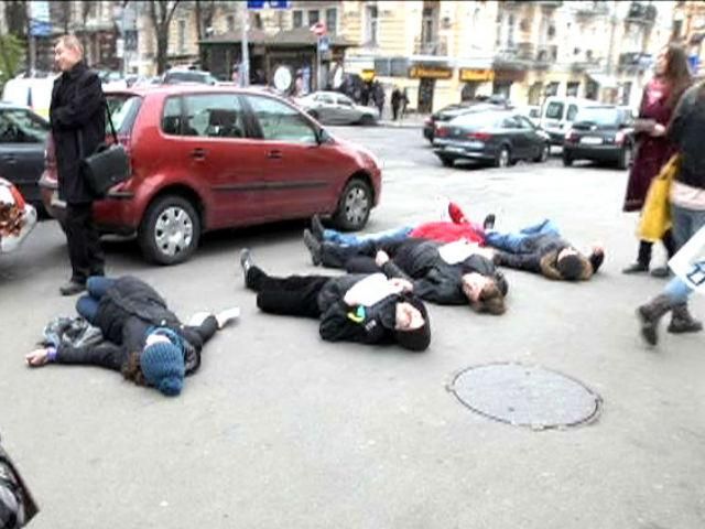 В Киеве провели флеш-моб "Не покупай российское" (Видео) В Киеве провели флеш-моб "Не покупай российское" (Видео)