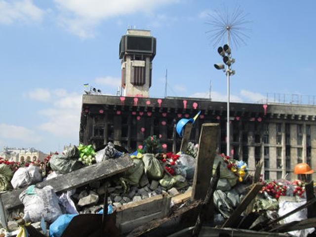 Завтра почнуть розбирати барикади на Майдані Завтра почнуть розбирати барикади на Майдані