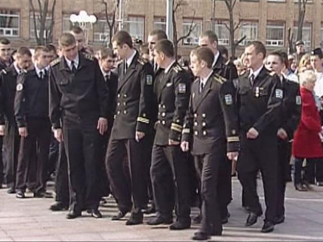 У Черкасах, як справжніх героїв, зустрічали екіпаж тральщика "Черкаси" У Черкасах, як справжніх героїв, зустрічали екіпаж тральщика "Черкаси"