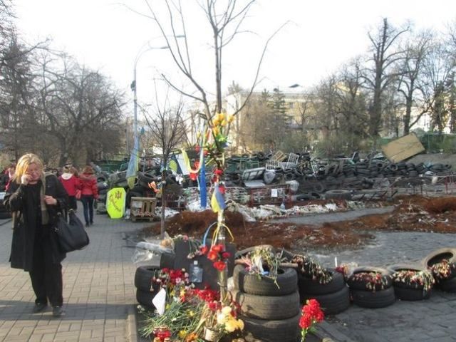 "Правий сектор" поки що передумав розбирати барикади Майдану 