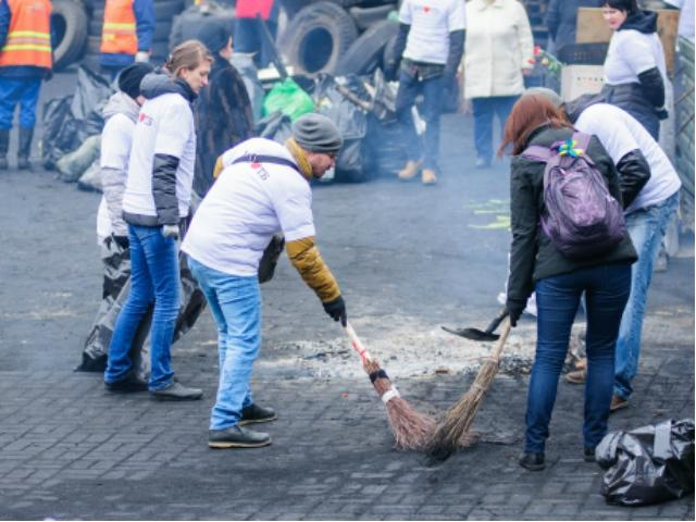 Активісти наводять лад на Майдані. Барикади — не рухають Активісти наводять лад на Майдані. Барикади — не рухають