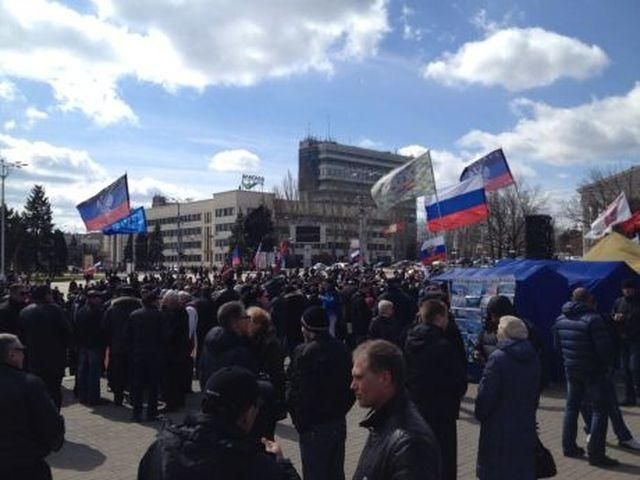 Сепаратисты в Донецке снова вышли на митинг: улица Артема заблокирована