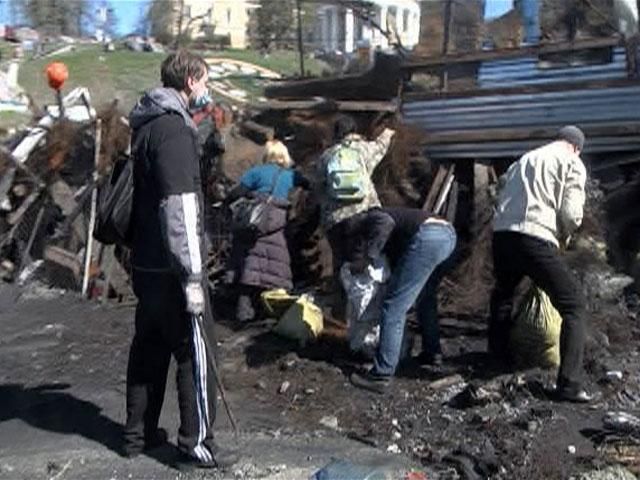 Близько 200 волонтерів прибирали Майдан до Великодня