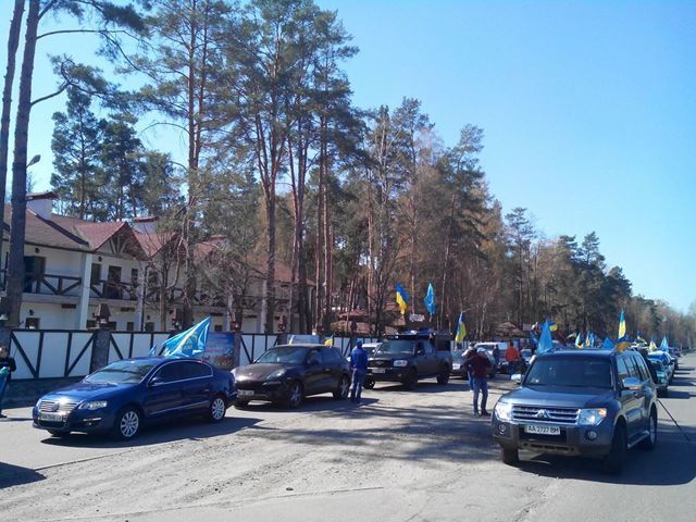 Автомайдан приехал "в гости" к Кинаху и Тигипко, но хозяева их не пустили (Фото)