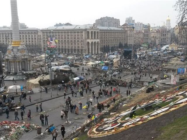 На Майдане установили "комендантский час"