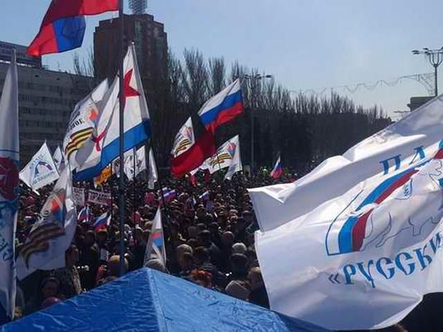 В Донецке проходит сепаратистский митинг (Фото) В Донецке проходит сепаратистский митинг (Фото)
