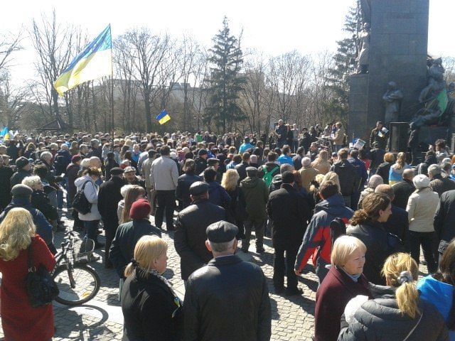 У Харкові проводять віче за єдність України, а до Леніна знову прийшли сепаратисти 
