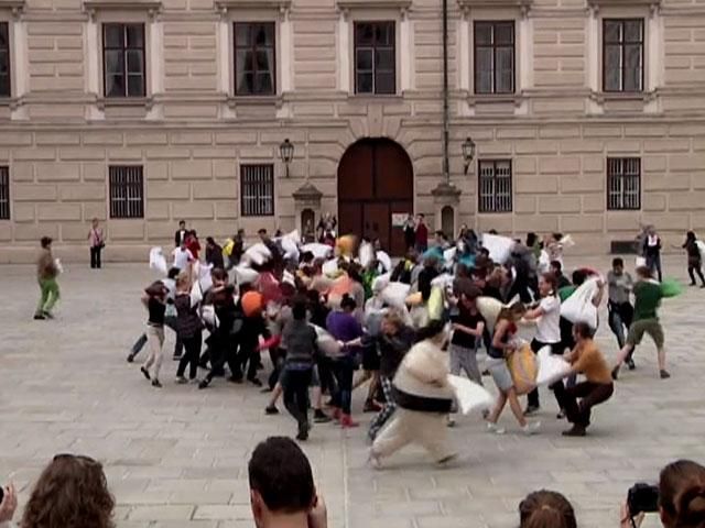 В Австрии и США устроили массовый бой подушками (Видео)