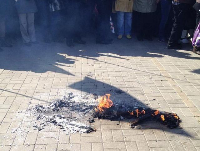 Перед штурмом Донецької ОДА: сепаратисти з вигуками "Росія" спалили опудало Бандери (Фото)