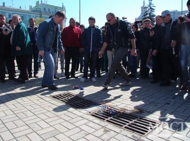 У Дніпропетровську теж проросійський мітинг: сепаратисти спалили прапор ЄС (Фото) У Дніпропетровську теж проросійський мітинг: сепаратисти спалили прапор ЄС (Фото)