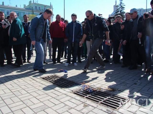 У Дніпропетровську теж проросійський мітинг: сепаратисти спалили прапор ЄС (Фото)