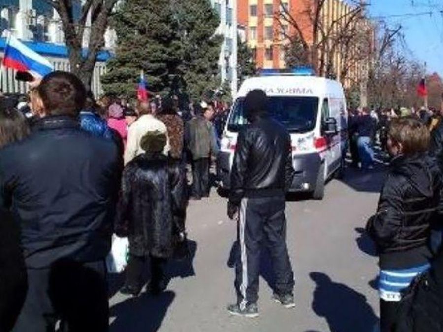 Во время штурма СБУ в Луганске пострадали два человека Во время штурма СБУ в Луганске пострадали два человека