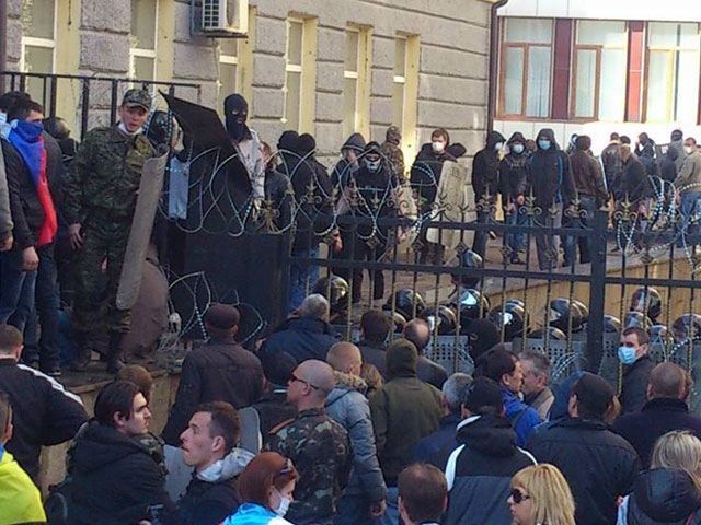 Сепаратисти виганяють з Донецької ОДА журналістів і міліцію