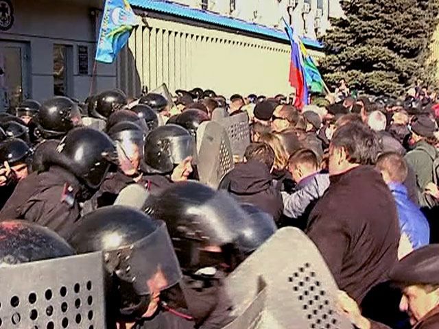 Митинг в Донецке перерос в штурм ОГА (Видео)