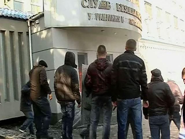 У Луганську сепаратисти закидали СБУ вибуховими пакетами та димовими шашками (Відео)