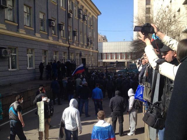 Донецкая милиция объясняет - не вмешивались в штурм здания ОГА, чтобы не было больших беспорядко