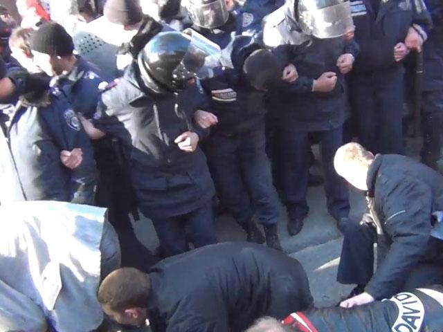 В Харькове активистов "Правого сектора" заставили ползти по "коридору позора" (Видео)