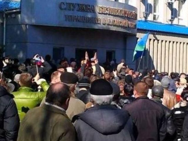 В Луганске сепаратисты свозят под СБУ покрышки и ждут подмогу из Донбасса В Луганске сепаратисты свозят под СБУ покрышки и ждут подмогу из Донбасса