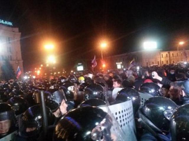 Над Харківською ОДА підняли російський прапор (Фото) Над Харківською ОДА підняли російський прапор (Фото)