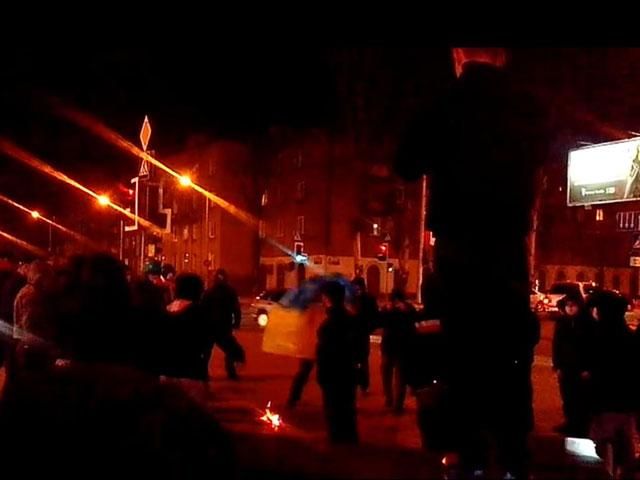 В Донецке сожгли российский флаг (Видео)