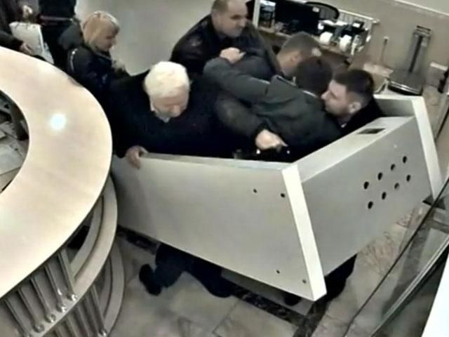 Пшонка та Клименко билися з прикордонниками, втікаючи з України (Відео) Пшонка та Клименко билися з прикордонниками, втікаючи з України (Відео)