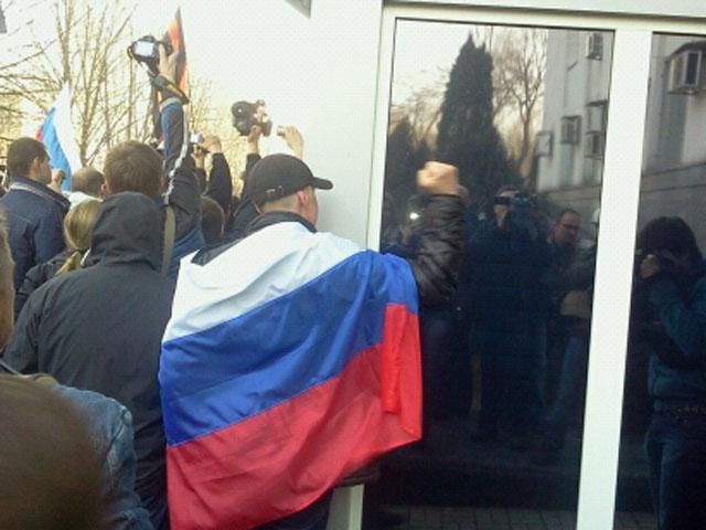 Уночі невідомі проникли в будівлю донецького управляння СБУ Уночі невідомі проникли в будівлю донецького управляння СБУ