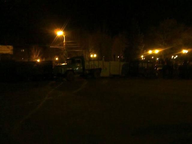 Сепаратисти забарикадували центральні вулиці Луганська Сепаратисти забарикадували центральні вулиці Луганська