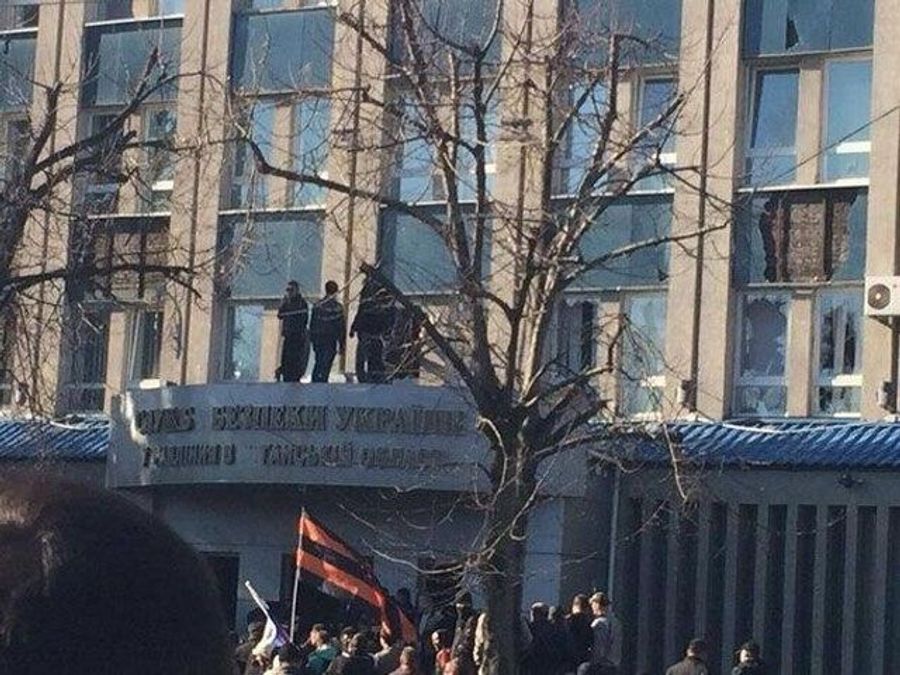 Луганські сепаратисти заволоділи зброєю з СБУ Луганські сепаратисти заволоділи зброєю з СБУ