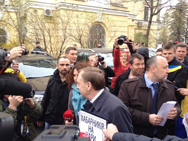 Активисты пробрались в Верховный суд и вылавливают судей, Лавринович пострадал (Фото)