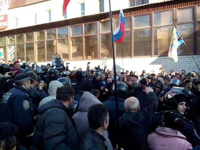 У Харкові знову зібралися два мітинги, сепаратисти досі в будівлі ОДА