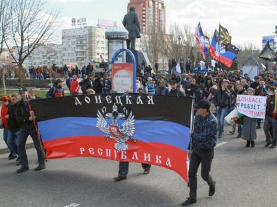 Сепаратисти проголосили "Донецьку народну республіку" Сепаратисти проголосили "Донецьку народну республіку"