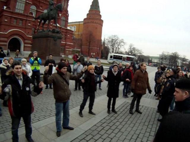 В Москве активистов задержали за невидимые плакаты (Видео)