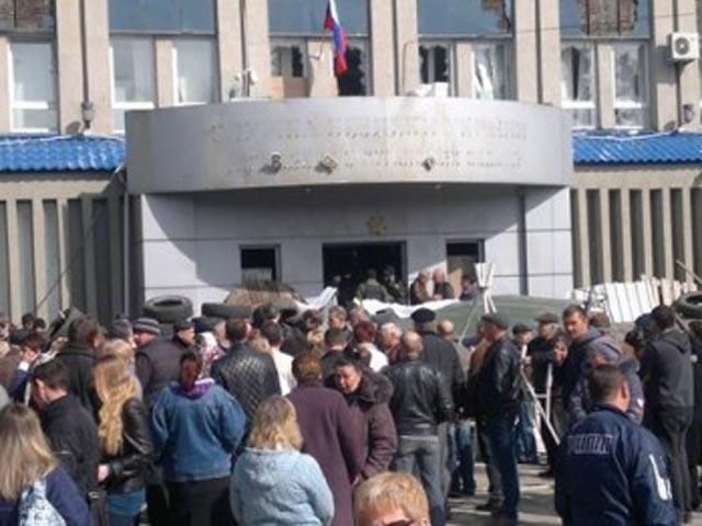 У Луганському СБУ відключили воду і світло, очевидці кажуть про снайперів на дахах У Луганському СБУ відключили воду і світло, очевидці кажуть про снайперів на дахах