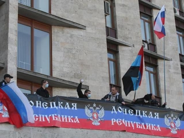 Антиукраїнські сили в Донецьку озброєні автоматами та гранатометами Антиукраїнські сили в Донецьку озброєні автоматами та гранатометами