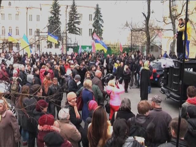 В Киеве активисты провели судей "коридором позора"