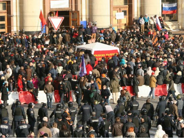 Сепаратисти повторно штурмують Харківську ОДА Сепаратисти повторно штурмують Харківську ОДА