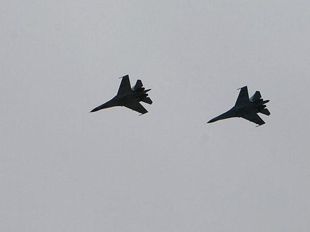 В небе над Донецком летают истребители (Фото, Видео)