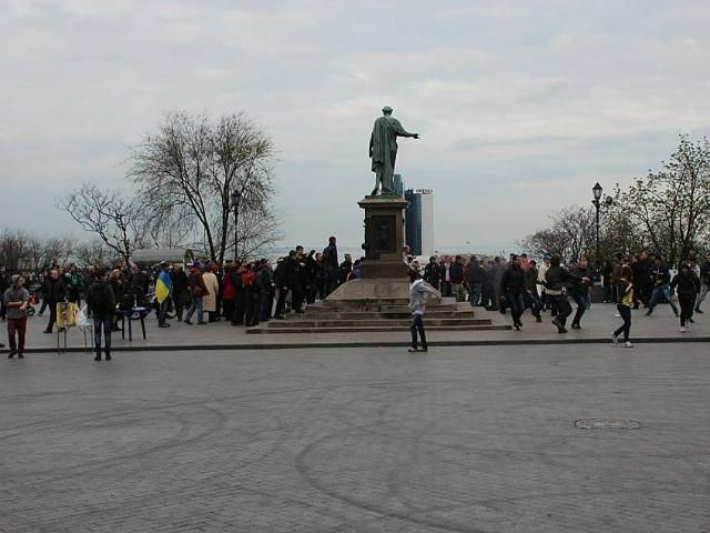 В Одесі Самооборона затримали трьох невідомих з травматичною зброєю (Фото)