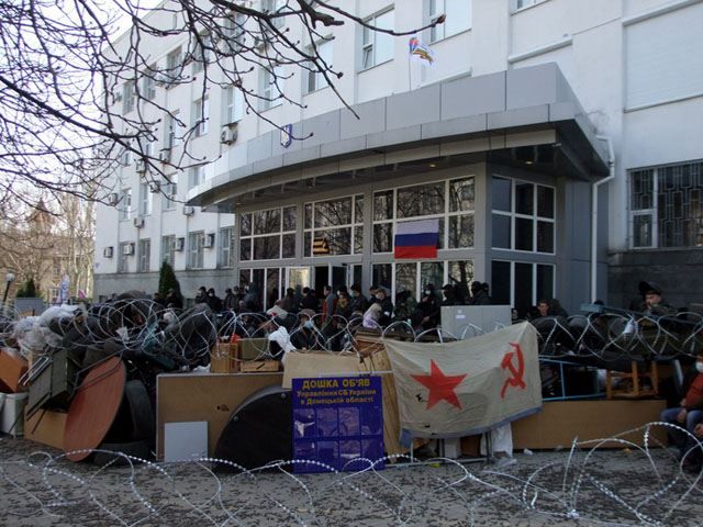 У Донецьку сепаратисти захищають захоплену СБУ колючим дротом і "щитом" з жінок (Фото) У Донецьку сепаратисти захищають захоплену СБУ колючим дротом і "щитом" з жінок (Фото)