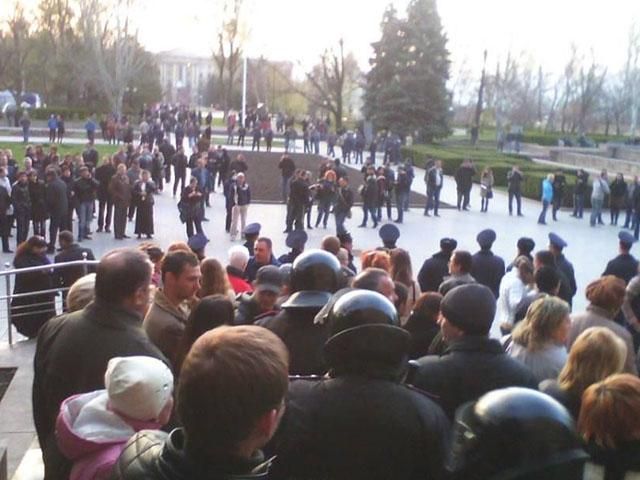 Сепаратисты угрожают штурмом ОГА в Николаеве (Фото) Сепаратисты угрожают штурмом ОГА в Николаеве (Фото)